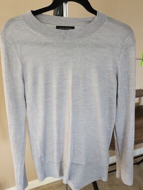 Banana Republic 100 % Merino Wool  Pale Gray Lightweight Crewneck Sweater
